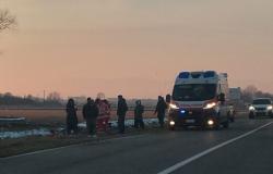 Auto nel canale lungo la provinciale 596 in direzione Palestro