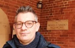 Vasi di primule a tutti i commercianti della città