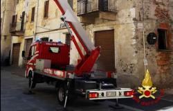 Cadono pezzi di muro da un palazzo