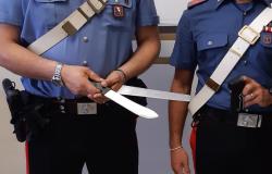Crescentino: minaccia la moglie e affronta i carabinieri con un coltello 