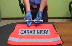 Santhià: tenta di uccidere il padre accoltellandolo alla gola