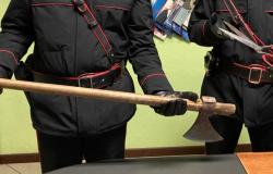Gira per le vie di Santhià brandendo un'ascia e ferisce un carabiniere