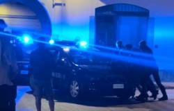 Importuna alcune giovani in piazza "dei pesci"