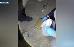 Il video: teneva in casa 12 chili di droga e un fornito arsenale