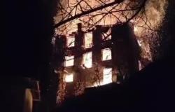 Il video: stabile completamente avvolto dalle fiamme a Cervatto