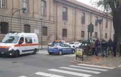 Donna investita all'altezza del semaforo di piazza Camana