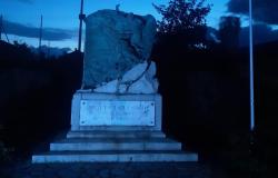 Motta de' Conti: il monumento ai Caduti si è tinto di blu