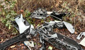 Discarica abusiva in via Montebello: rifiuti e degrado a due passi dal centro sportivo