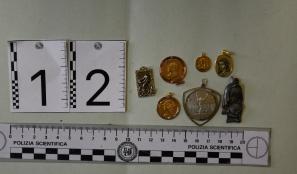 Rapinano un'anziana e le sottraggono 3 chili di monili in oro