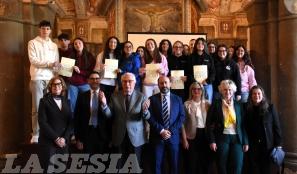Il cardinale Bicchieri torna a vivere con gli studenti: le foto