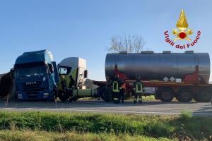 Scontro tra due mezzi pesanti sulla Sp31bis a Verolengo