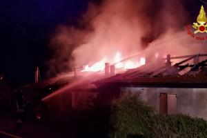 Vasto incendio su tre case a schiera nel centro di Ternengo