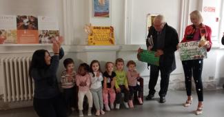 Inaugurata la panchina “Un bimbo a cui regali meraviglia sarà portatore sano di pace”