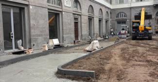 Si lavora per consegnare la pista ciclabile di corso Garibaldi e piazza Alciati entro fine anno