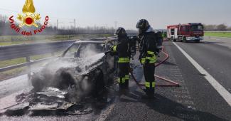 Vigili del fuoco auto in fiamme A4