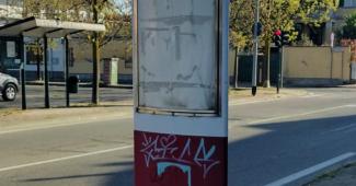 Gran parte degli orari di partenza alle fermate dei bus sono illeggibili