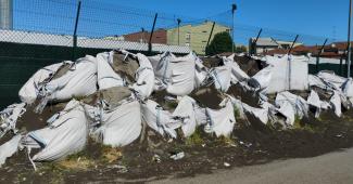 Rifiuti ammassati fuori dalla recinzione del Centro Sportivo Mario Ardissone in viaVicenza