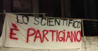 Staccati e fatti sparire gli striscioni "partigiani" degli studenti
