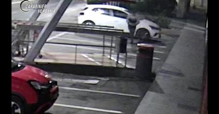Danneggia diverse auto in sosta durante un raid notturno: denunciato