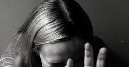 Accusato di violenza sessuale mentre lei stava dormendo