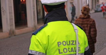 Vercelli: agente della Polizia municipale ritrova una donna smarrita