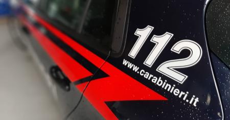 Tenta di sfondare la porta della casa dell'ex moglie alla presenza dei figli minorenni