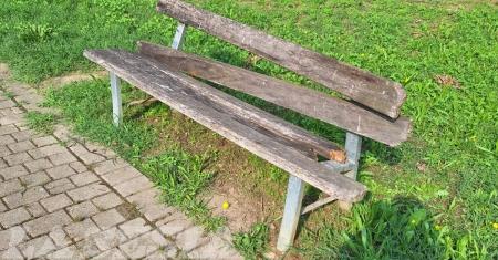 Vercelli: nei parchi per i bambini panchine rotte e rifiuti