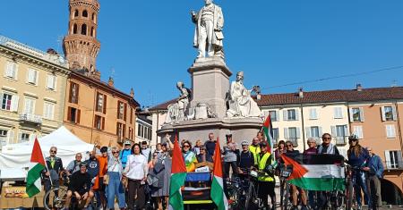 Bike4Gaza fa tappa in piazza Cavour