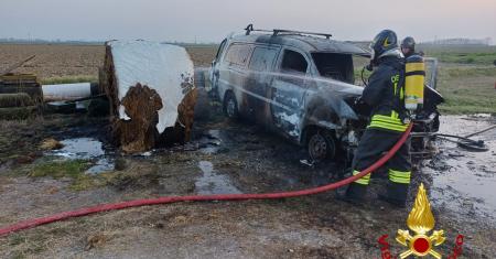 Santhi&agrave;: incendio di un furgone e di una rotoballa di fieno