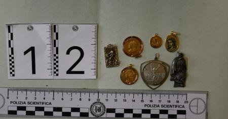 Rapinano un'anziana e le sottraggono 3 chili di monili in oro
