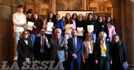 Il cardinale Bicchieri torna a vivere con gli studenti: le foto