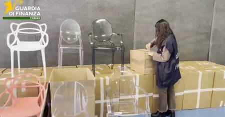 Il video: sequestrate migliaia di lampade e sedie di marca contraffatte