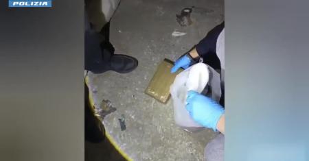 Il video: teneva in casa 12 chili di droga e un fornito arsenale