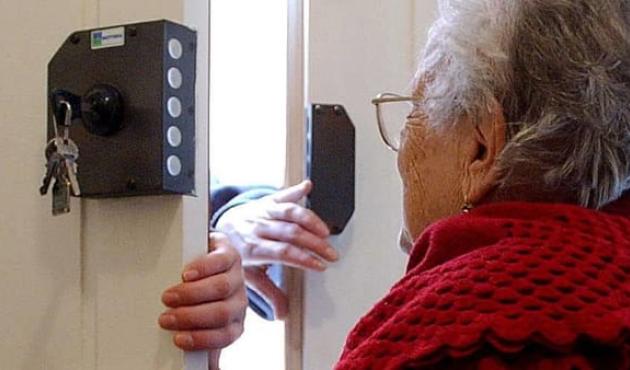 Costanzana: si spacciano per operai dell'acquedotto per entrare in casa