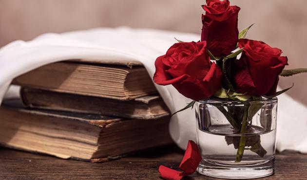 San Valentino, tra riti antichi, poesia e cuori in vetrina