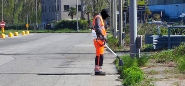 Diserbo in corso col forte vento