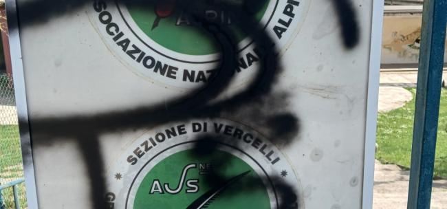 Targa Alpini Vercelli imbrattata