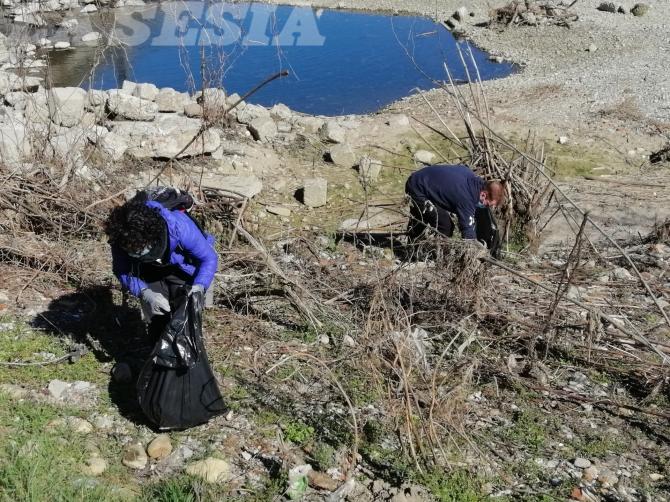 Pulizia sponde fiume Sesia