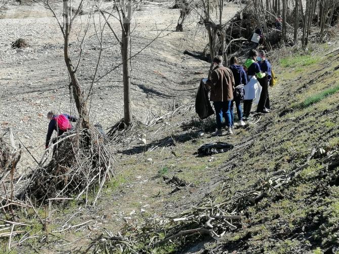 Pulizia sponde fiume Sesia