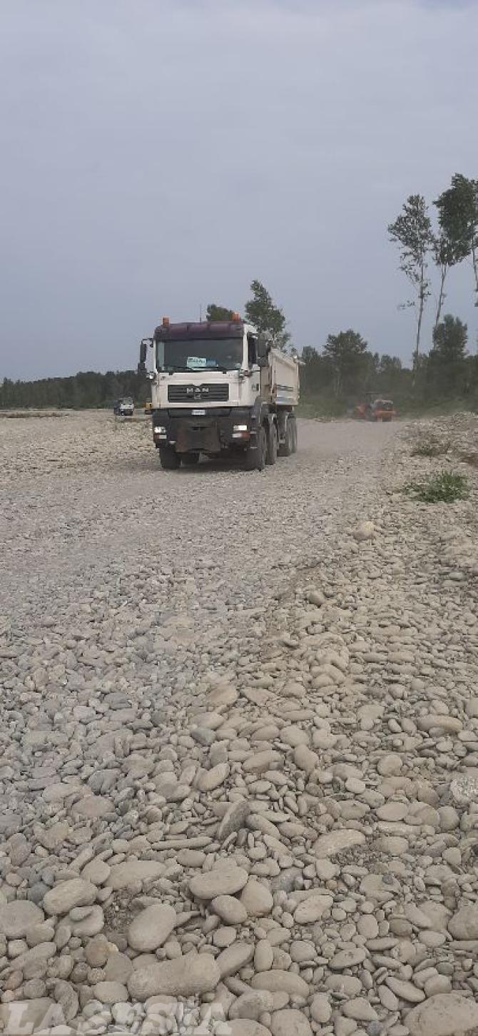 Lavori sull'argine del fiume Sesia