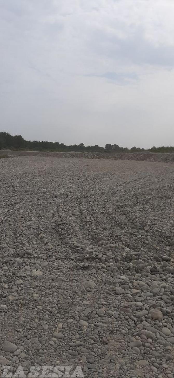 Lavori sull'argine del fiume Sesia