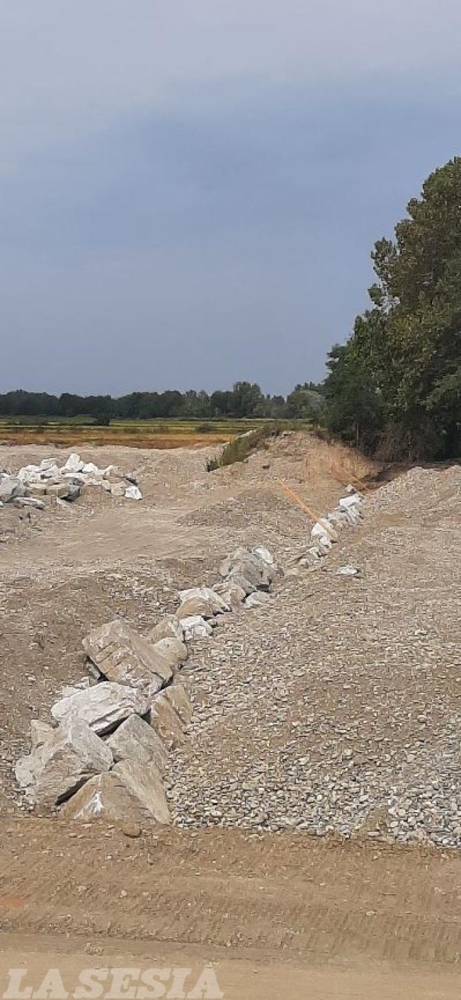 Lavori sull'argine del fiume Sesia