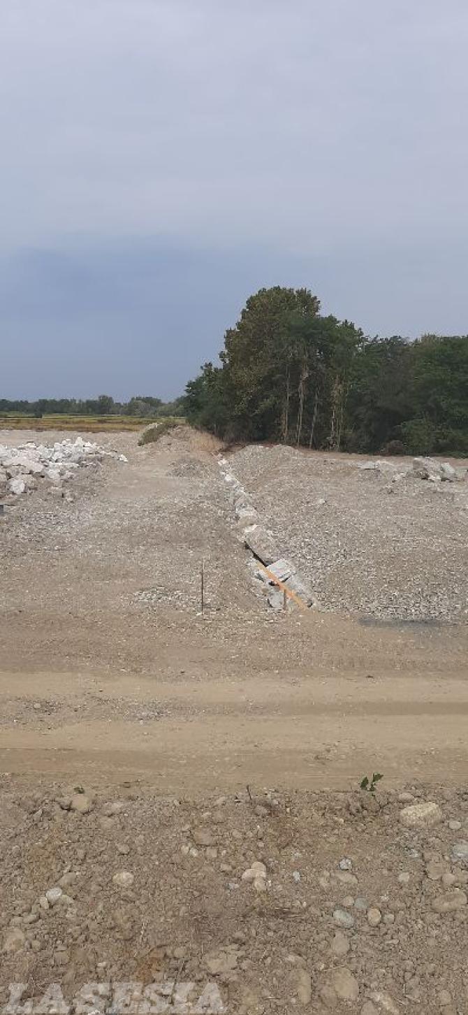 Lavori sull'argine del fiume Sesia