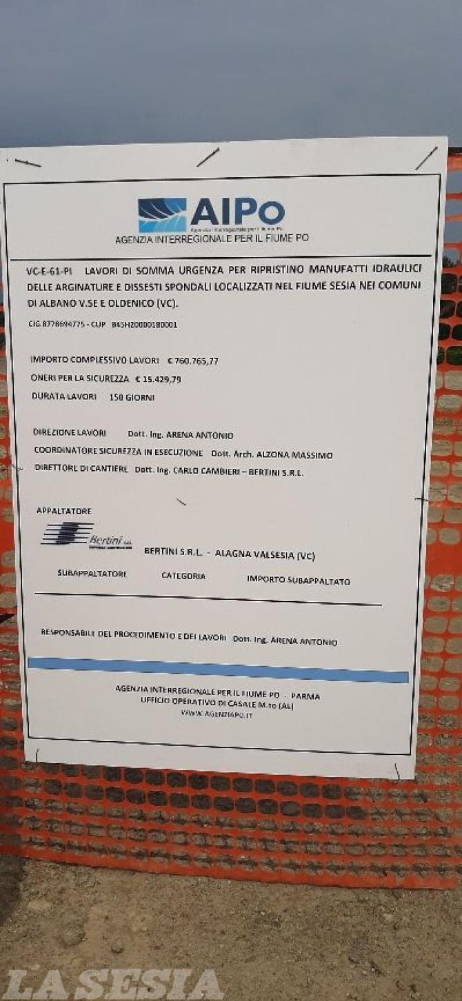 Lavori sull'argine del fiume Sesia