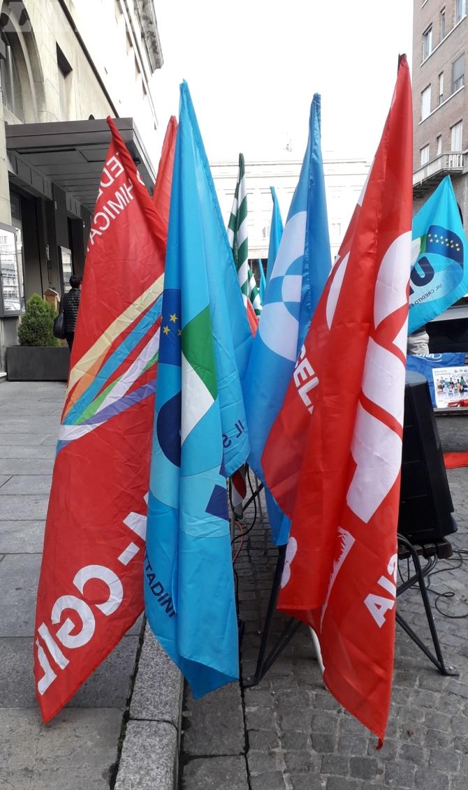 Cgil, Cisl e Uil sicurezza sul lavoro bandiere