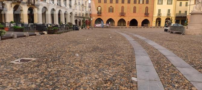 Rifiuti in piazza Cavour