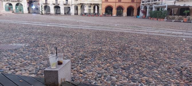 Rifiuti in piazza Cavour