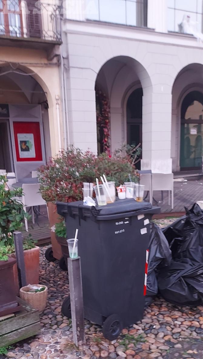 Rifiuti in piazza Cavour