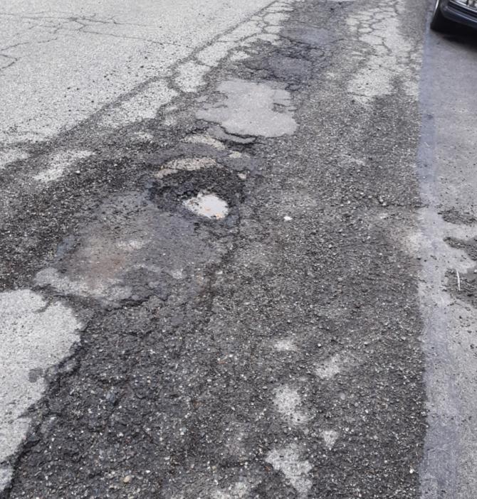 Buche in via Confienza