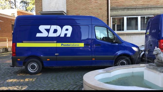 Furgone Poste per vaccini